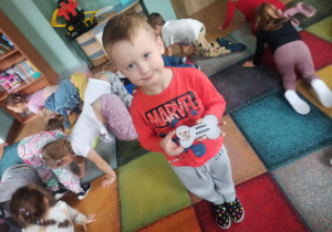 chłopiec pokazuje kość z komendą