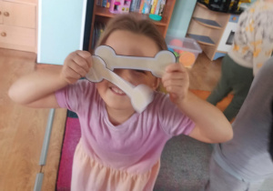 dziewczynka pozuje do zdjęcia