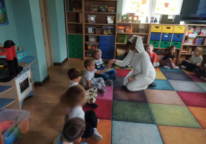 dzieci siedzą w kole