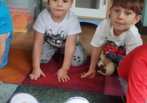 dzieci wykonują komendę z kości