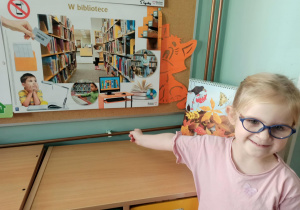 dziewczynka wskazuje na tablicę