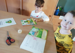 dzieci naprawiają zniszczone książki