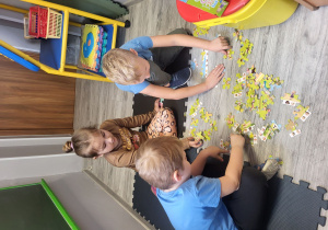 Dzieci w trakcie wspólnego układania puzzli.