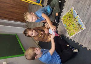 Marcel losuje kartę z pytaniem.