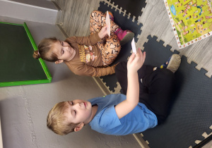 Mikołaj losuje kartę z pytaniem.