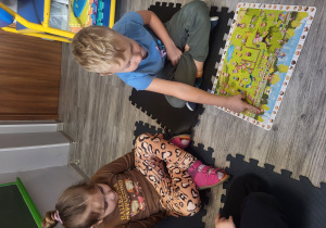 Marcel wskazuje dzieci wyrażające odpowiednią emocję.