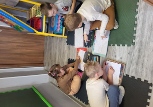 Dzieci wykonują rysunek .