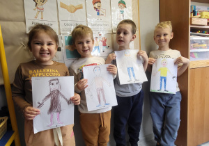 Dzieci prezentują swoje prace.