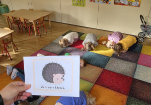 Dzieci zwinęły się w kłębek.