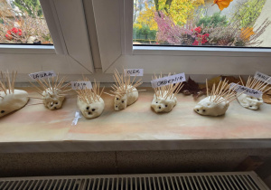 Jeże wykonane z masy solnej.