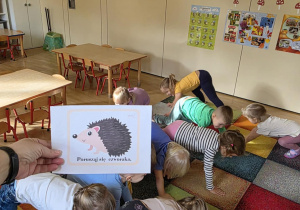 Dzieci poruszają się na czworaka.