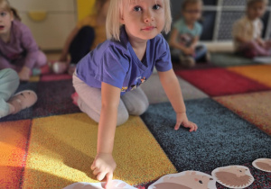 Dziewczynka wskazuje największego jeża.