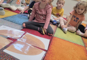 HANIA UKŁADA PUZZLE