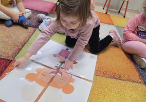 NINA UKŁADA PUZZLE PIEKARZA