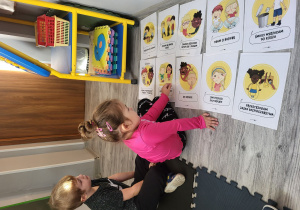 Helena wyszukuje odpowiedni obrazek.