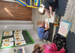 Dzieci wykonują pracę plastyczną.