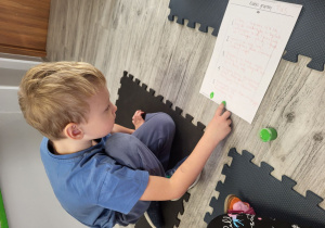 Marcel stempluje palcem kontrakt grupowy.