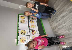 Dzieci prezentują kontrakt grupowy.