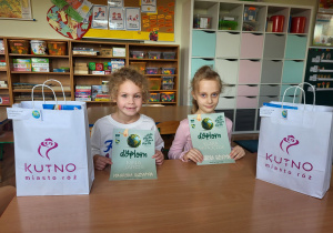 Nina i Klara z otrzymanymi nagrodami.