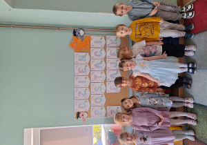 dzieci pozują do zdjęcia grupowego