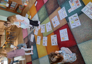 dzieci dopasowują bohaterów do odpowiedniej bajki