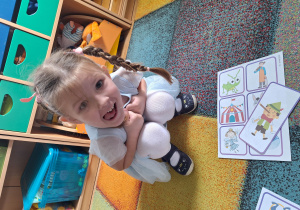 dziewczynka pozuje do zdjęcia