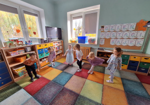 dzieci naśladują ruchy księżniczek i rycerzy