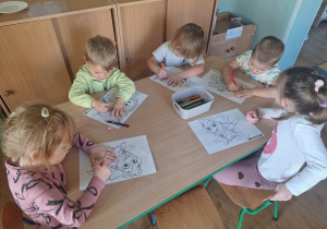 dzieci kolorują postacie z bajek