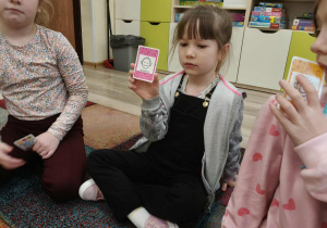 Dzieci uczestniczą w grze.