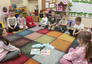 Dzieci poznają zasady gry.