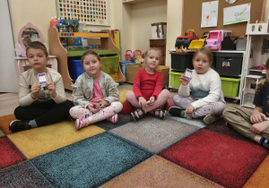 Dzieci uczestniczą w grze.