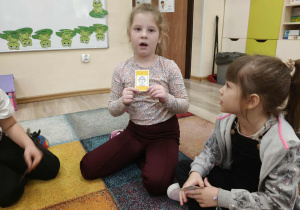 Dzieci uczestniczą w grze.