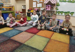 Dzieci prezentują emocję ze swojej karty.