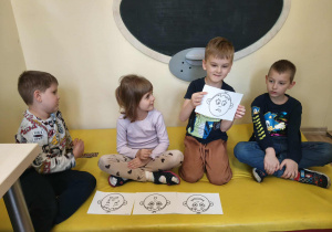 Nauczyciel czyta zdanie, dziecko wybiera do niego właściwą emocję.