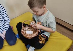 Zabawa "Kalambury z bombą".