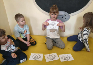 Nauczyciel czyta zdanie, dziecko wybiera do niego właściwą emocję.