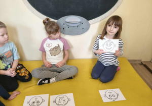 Nauczyciel czyta zdanie, dziecko wybiera do niego właściwą emocję.