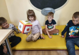 Zabawa z kostką emocji.