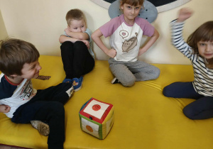 Zabawa z kostką emocji.