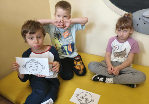 Nauczyciel czyta zdanie, dziecko wybiera do niego właściwą emocję.