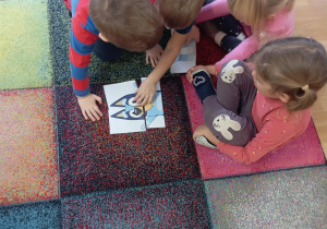 Dzieci układają sylwetę pieska z czterech elementów.