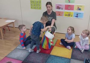 Chłopiec wyjął z worka koszyk.