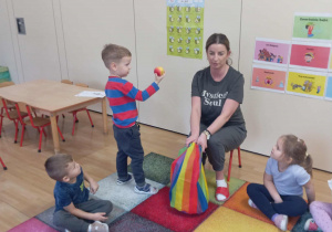 Chłopiec wyjął z worka jabłko.