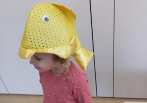 Dziewczynka w przebraniu złotej rybki.