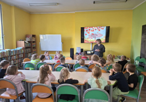 Dzieci rozmawiają o jesieni