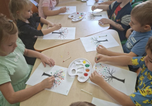 Dzieci malują jesienne drzewo