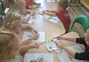 Dzieci malują jesienne drzewo