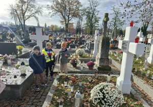 Chłopcy stoją przy pomniku