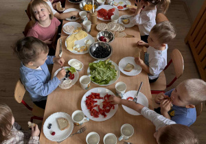 Dzieci podczas zdrowego śniadania