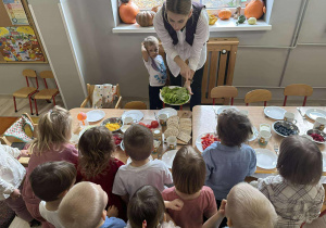 Wspólne omawianie wszystkie produkty, przygotowane na zdrowe śniadanie
